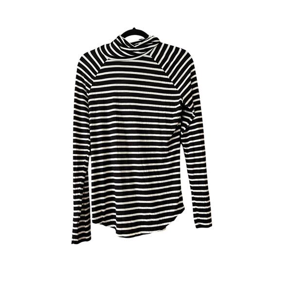 Old Navy Women's Slim-Fit Long-Sleeve Turtleneck T-Shirt Black White Stripe SZ M - Picture 1 of 9